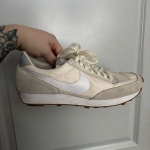 Nike Women’s 8.5 White Daybreak Lace Up Sneakers